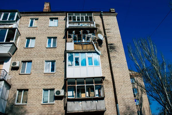 Poškození Budovy Dělostřelectvem Khersonu Město Kherson Neustále Pod Ruskou Palbou — Stock fotografie