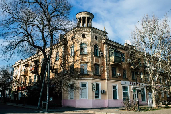 Kherson市的建筑被炮击损坏 赫尔松市不断受到俄罗斯的炮击 平民所剩无几 所有的商店都被关闭了 建筑物是民用目标 — 图库照片