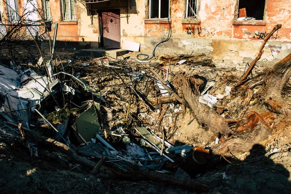 Kherson City 'deki topçu ateşinden hasar görmüş. Kherson şehri sürekli olarak Rus bombardımanı altındadır. Çok az sivil kalmıştır ve tüm işletmeler kapanmıştır. Binalar sivil hedeflerdir.