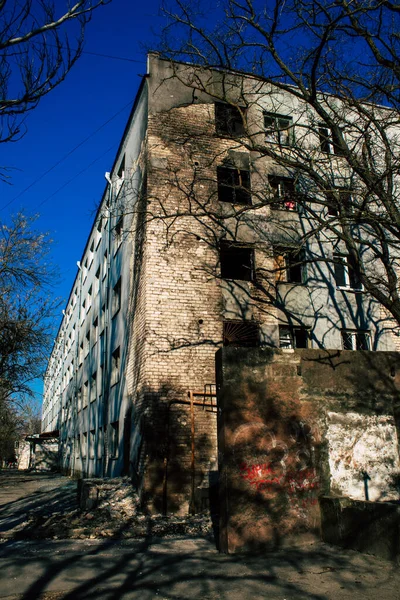 Kherson市的建筑被炮击损坏 赫尔松市不断受到俄罗斯的炮击 平民所剩无几 所有的商店都被关闭了 建筑物是民用目标 — 图库照片