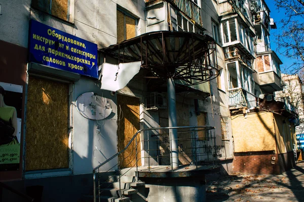 Kherson City 'deki topçu ateşinden hasar görmüş. Kherson şehri sürekli olarak Rus bombardımanı altındadır. Çok az sivil kalmıştır ve tüm işletmeler kapanmıştır. Binalar sivil hedeflerdir.