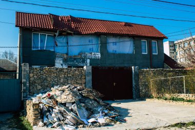 Kherson City 'deki topçu ateşinden hasar görmüş. Kherson şehri sürekli olarak Rus bombardımanı altındadır. Çok az sivil kalmıştır ve tüm işletmeler kapanmıştır. Binalar sivil hedeflerdir.