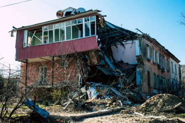 Kherson City 'deki topçu ateşinden hasar görmüş. Kherson şehri sürekli olarak Rus bombardımanı altındadır. Çok az sivil kalmıştır ve tüm işletmeler kapanmıştır. Binalar sivil hedeflerdir.