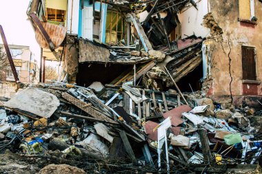 Kherson City 'deki topçu ateşinden hasar görmüş. Kherson şehri sürekli olarak Rus bombardımanı altındadır. Çok az sivil kalmıştır ve tüm işletmeler kapanmıştır. Binalar sivil hedeflerdir.