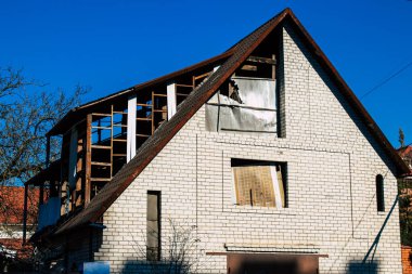 Kherson City 'deki topçu ateşinden hasar görmüş. Kherson şehri sürekli olarak Rus bombardımanı altındadır. Çok az sivil kalmıştır ve tüm işletmeler kapanmıştır. Binalar sivil hedeflerdir.