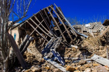 Kherson City 'deki topçu ateşinden hasar görmüş. Kherson şehri sürekli olarak Rus bombardımanı altındadır. Çok az sivil kalmıştır ve tüm işletmeler kapanmıştır. Binalar sivil hedeflerdir.