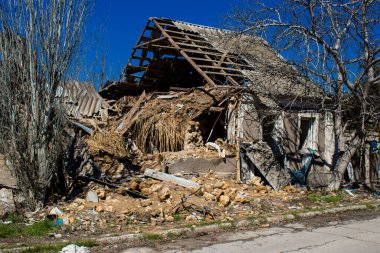 Kherson City 'deki topçu ateşinden hasar görmüş. Kherson şehri sürekli olarak Rus bombardımanı altındadır. Çok az sivil kalmıştır ve tüm işletmeler kapanmıştır. Binalar sivil hedeflerdir.