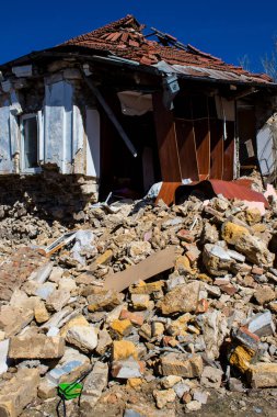 Kherson City 'deki topçu ateşinden hasar görmüş. Kherson şehri sürekli olarak Rus bombardımanı altındadır. Çok az sivil kalmıştır ve tüm işletmeler kapanmıştır. Binalar sivil hedeflerdir.