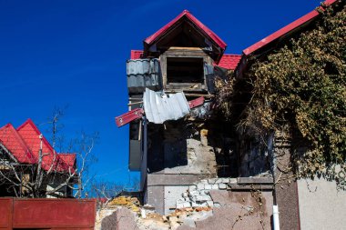 Kherson City 'deki topçu ateşinden hasar görmüş. Kherson şehri sürekli olarak Rus bombardımanı altındadır. Çok az sivil kalmıştır ve tüm işletmeler kapanmıştır. Binalar sivil hedeflerdir.
