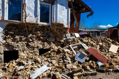 Kherson City 'deki topçu ateşinden hasar görmüş. Kherson şehri sürekli olarak Rus bombardımanı altındadır. Çok az sivil kalmıştır ve tüm işletmeler kapanmıştır. Binalar sivil hedeflerdir.