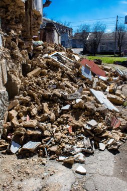 Kherson City 'deki topçu ateşinden hasar görmüş. Kherson şehri sürekli olarak Rus bombardımanı altındadır. Çok az sivil kalmıştır ve tüm işletmeler kapanmıştır. Binalar sivil hedeflerdir.