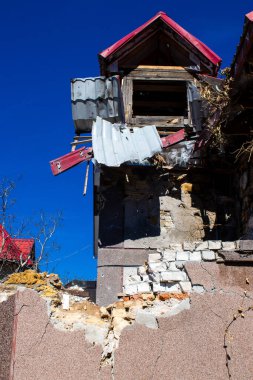 Kherson City 'deki topçu ateşinden hasar görmüş. Kherson şehri sürekli olarak Rus bombardımanı altındadır. Çok az sivil kalmıştır ve tüm işletmeler kapanmıştır. Binalar sivil hedeflerdir.