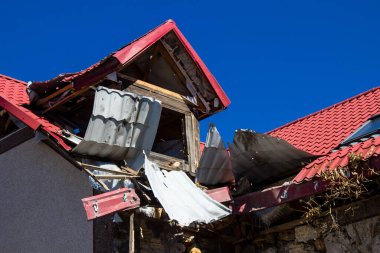 Kherson City 'deki topçu ateşinden hasar görmüş. Kherson şehri sürekli olarak Rus bombardımanı altındadır. Çok az sivil kalmıştır ve tüm işletmeler kapanmıştır. Binalar sivil hedeflerdir.