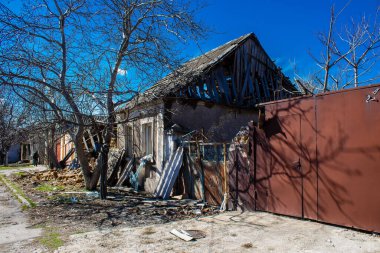 Kherson City 'deki topçu ateşinden hasar görmüş. Kherson şehri sürekli olarak Rus bombardımanı altındadır. Çok az sivil kalmıştır ve tüm işletmeler kapanmıştır. Binalar sivil hedeflerdir.