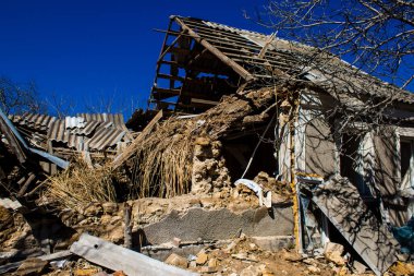 Kherson City 'deki topçu ateşinden hasar görmüş. Kherson şehri sürekli olarak Rus bombardımanı altındadır. Çok az sivil kalmıştır ve tüm işletmeler kapanmıştır. Binalar sivil hedeflerdir.