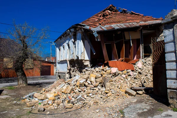 Kherson City 'deki topçu ateşinden hasar görmüş. Kherson şehri sürekli olarak Rus bombardımanı altındadır. Çok az sivil kalmıştır ve tüm işletmeler kapanmıştır. Binalar sivil hedeflerdir.