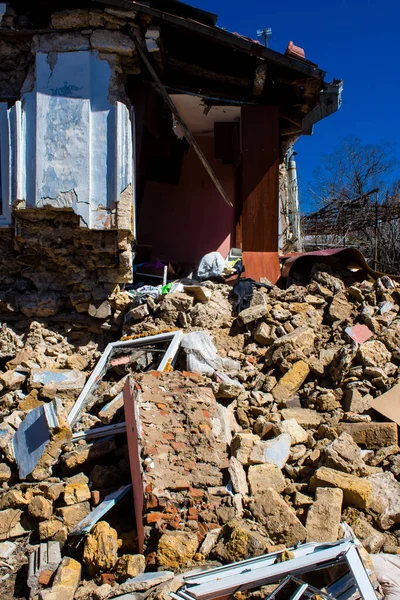 Kherson City 'deki topçu ateşinden hasar görmüş. Kherson şehri sürekli olarak Rus bombardımanı altındadır. Çok az sivil kalmıştır ve tüm işletmeler kapanmıştır. Binalar sivil hedeflerdir.