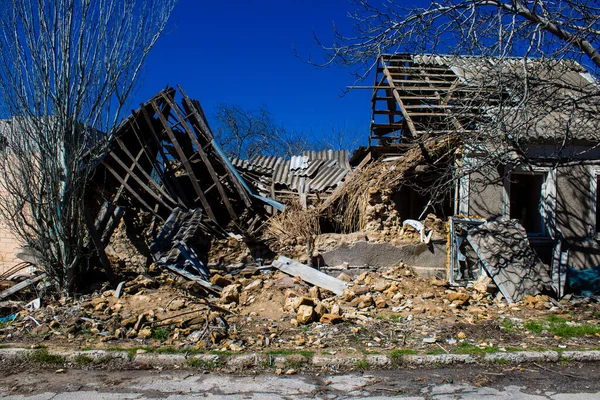 Kherson City 'deki topçu ateşinden hasar görmüş. Kherson şehri sürekli olarak Rus bombardımanı altındadır. Çok az sivil kalmıştır ve tüm işletmeler kapanmıştır. Binalar sivil hedeflerdir.