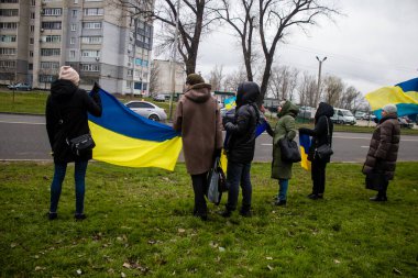 Kadınlar, Rus ordusuyla savaşmak için Donbas 'a giden askerleri cesaretlendirmek için Ukrayna bayraklarıyla yol kenarında toplanıyorlar. Ordunun bu çatışmaya olan bağlılığına teşekkür etmenin bir yolu..