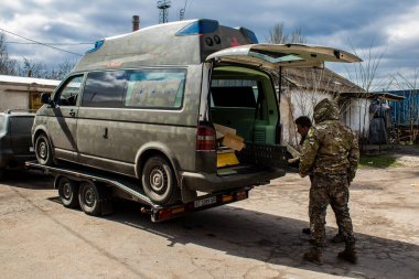 Sloviansk, Ukrayna - 31 Mart 2023 Askeri Ambulans Donbass 'taki cephede Ukraynalı askerleri yaralamak veya öldürmek için tıbbi ekip tarafından kullanıldı.