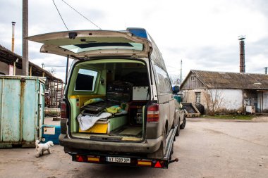 Sloviansk, Ukrayna - 31 Mart 2023 Askeri Ambulans Donbass 'taki cephede Ukraynalı askerleri yaralamak veya öldürmek için tıbbi ekip tarafından kullanıldı.