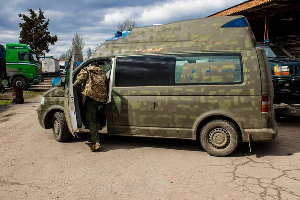 Sloviansk, Ukrayna - 31 Mart 2023 Askeri Ambulans Donbass 'taki cephede Ukraynalı askerleri yaralamak veya öldürmek için tıbbi ekip tarafından kullanıldı.