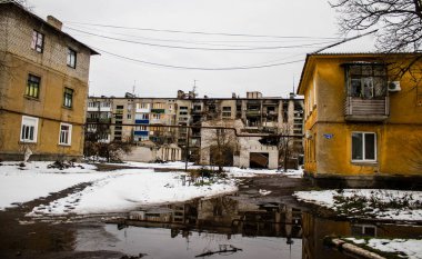 Binalar ve şirketler, Rus işgalinin ardından Lyman muharebesi sırasında meydana gelen bombardıman sonucu ağır hasar görmüştü. Siviller hedeftir, bunlar savaş suçları..