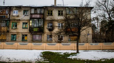 Binalar ve şirketler, Rus işgalinin ardından Lyman muharebesi sırasında meydana gelen bombardıman sonucu ağır hasar görmüştü. Siviller hedeftir, bunlar savaş suçları..