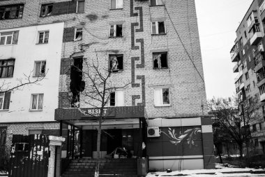 Binalar ve şirketler, Rus işgalinin ardından Lyman muharebesi sırasında meydana gelen bombardıman sonucu ağır hasar görmüştü. Siviller hedeftir, bunlar savaş suçları..