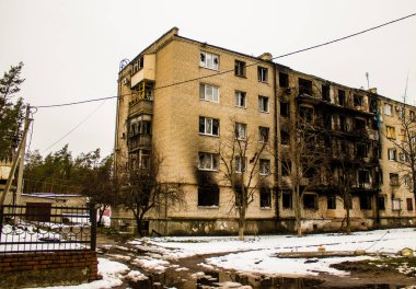 Binalar ve şirketler, Rus işgalinin ardından Lyman muharebesi sırasında meydana gelen bombardıman sonucu ağır hasar görmüştü. Siviller hedeftir, bunlar savaş suçları..