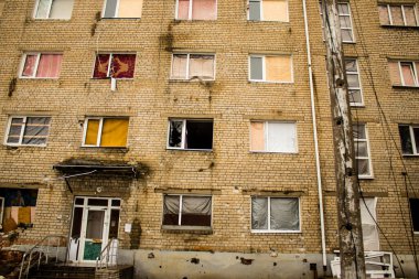 Binalar ve şirketler, Rus işgalinin ardından Lyman muharebesi sırasında meydana gelen bombardıman sonucu ağır hasar görmüştü. Siviller hedeftir, bunlar savaş suçları..