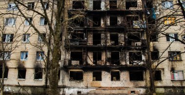 Binalar ve şirketler, Rus işgalinin ardından Lyman muharebesi sırasında meydana gelen bombardıman sonucu ağır hasar görmüştü. Siviller hedeftir, bunlar savaş suçları..