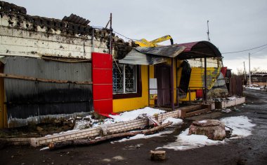 Binalar ve şirketler, Rus işgalinin ardından Lyman muharebesi sırasında meydana gelen bombardıman sonucu ağır hasar görmüştü. Siviller hedeftir, bunlar savaş suçları..