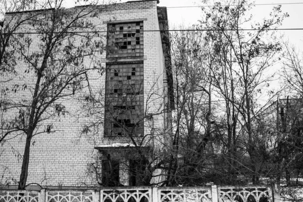 Épületeket Üzleteket Súlyosan Megrongálták Orosz Inváziót Követő Lyman Csata Során — Stock Fotó