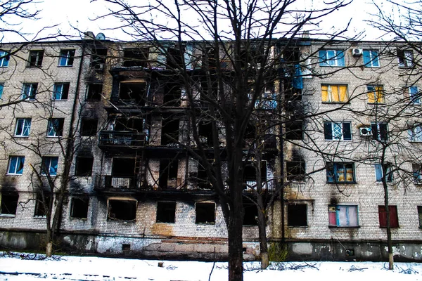 在俄国入侵后的莱曼战役中 这些建筑和企业被轰炸严重受损 平民是目标 这些都是战争罪 — 图库照片