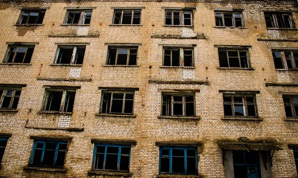 Κτίρια Καθώς Και Επιχειρήσεις Υπέστησαν Σοβαρές Ζημιές Από Τους Βομβαρδισμούς — Φωτογραφία Αρχείου