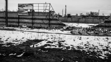 Binalar ve şirketler, Rus işgalinin ardından Lyman muharebesi sırasında meydana gelen bombardıman sonucu ağır hasar görmüştü. Siviller hedeftir, bunlar savaş suçları..