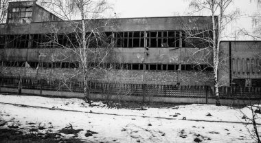 Binalar ve şirketler, Rus işgalinin ardından Lyman muharebesi sırasında meydana gelen bombardıman sonucu ağır hasar görmüştü. Siviller hedeftir, bunlar savaş suçları..