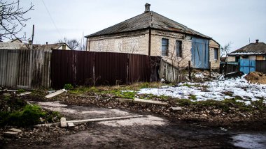 Binalar ve şirketler, Rus işgalinin ardından Lyman muharebesi sırasında meydana gelen bombardıman sonucu ağır hasar görmüştü. Siviller hedeftir, bunlar savaş suçları..