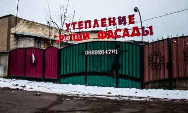 Binalar ve şirketler, Rus işgalinin ardından Lyman muharebesi sırasında meydana gelen bombardıman sonucu ağır hasar görmüştü. Siviller hedeftir, bunlar savaş suçları..