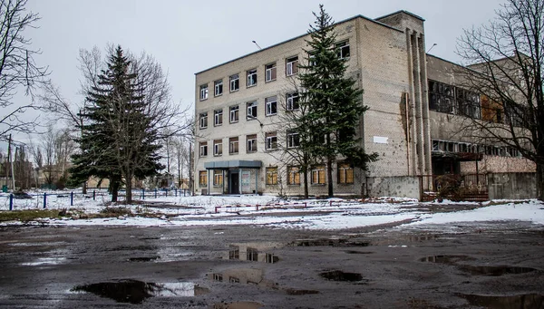 在俄国入侵后的莱曼战役中 这些建筑和企业被轰炸严重受损 平民是目标 这些都是战争罪 — 图库照片