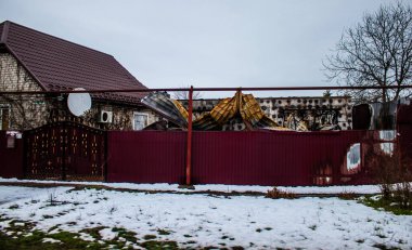 Lyman, Ukrayna - Nisan 01, 2023 Rus işgalinin ardından Lyman Muharebesi sırasında binalar ve işletmeler ağır hasar gördü. Siviller hedeftir, bunlar savaş suçları..