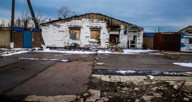 Lyman, Ukrayna - Nisan 01, 2023 Rus işgalinin ardından Lyman Muharebesi sırasında binalar ve işletmeler ağır hasar gördü. Siviller hedeftir, bunlar savaş suçları..