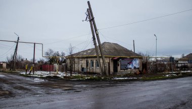 Lyman, Ukrayna - Nisan 01, 2023 Rus işgalinin ardından Lyman Muharebesi sırasında binalar ve işletmeler ağır hasar gördü. Siviller hedeftir, bunlar savaş suçları..