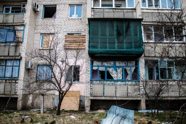 Lyman, Ukrayna - Nisan 01, 2023 Rus işgalinin ardından Lyman Muharebesi sırasında binalar ve işletmeler ağır hasar gördü. Siviller hedeftir, bunlar savaş suçları..