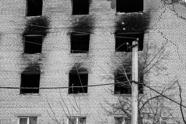 Lyman, Ukrayna - Nisan 01, 2023 Rus işgalinin ardından Lyman Muharebesi sırasında binalar ve işletmeler ağır hasar gördü. Siviller hedeftir, bunlar savaş suçları..