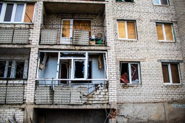 Lyman, Ukrayna - Nisan 01, 2023 Rus işgalinin ardından Lyman Muharebesi sırasında binalar ve işletmeler ağır hasar gördü. Siviller hedeftir, bunlar savaş suçları..