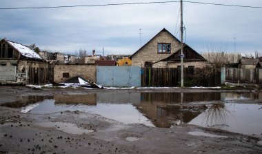 Lyman, Ukrayna - Nisan 01, 2023 Rus işgalinin ardından Lyman Muharebesi sırasında binalar ve işletmeler ağır hasar gördü. Siviller hedeftir, bunlar savaş suçları..