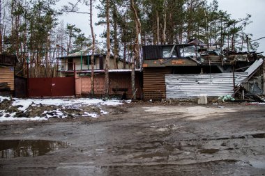 Lyman, Ukrayna - Nisan 01, 2023 Rus işgalinin ardından Lyman Muharebesi sırasında binalar ve işletmeler ağır hasar gördü. Siviller hedeftir, bunlar savaş suçları..
