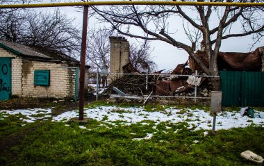 Lyman, Ukrayna - Nisan 01, 2023 Rus işgalinin ardından Lyman Muharebesi sırasında binalar ve işletmeler ağır hasar gördü. Siviller hedeftir, bunlar savaş suçları..